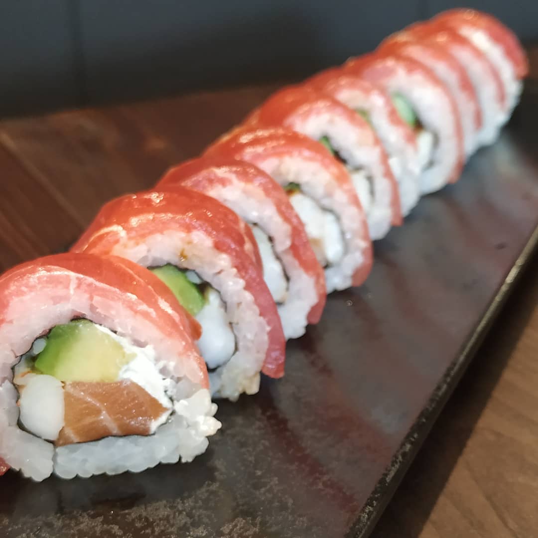 En japonés la palabra “maki” significa enrollado y suele designar esos rollos de alga nori rellenos de arroz sushi y de verduras y / o pescado. Una vez enrollado, se suele cortar en 8 porciones, lo que hace que los makis tengan un cierto tipo de grosor.