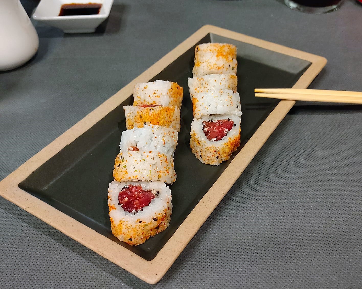 Maki Sabías que el uramaki de atún picante («spicy tuna») es una de las recetas más populares de sushi.