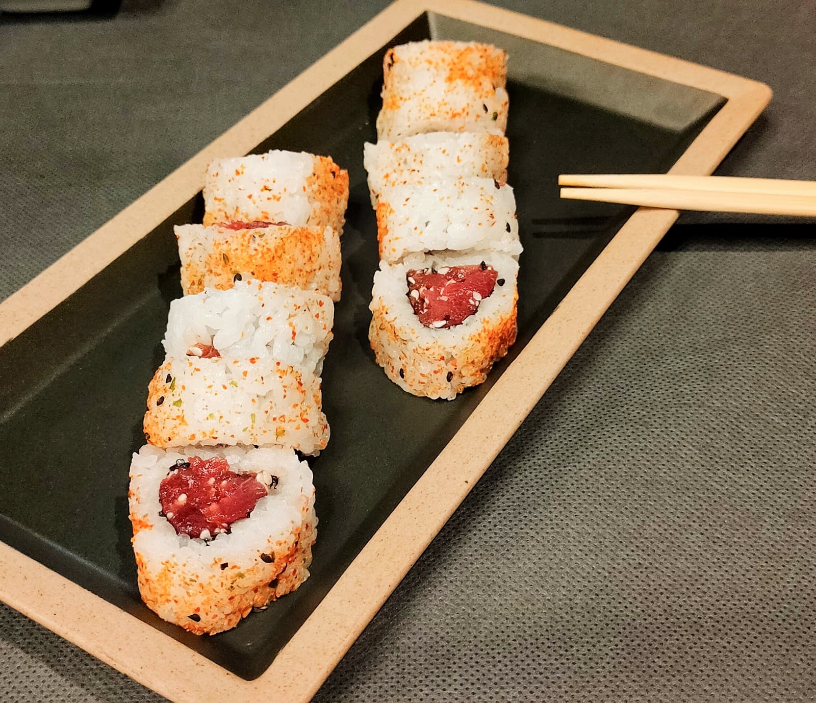 Sabías que el uramaki de atún picante («spicy tuna») es una de las recetas más populares de sushi.