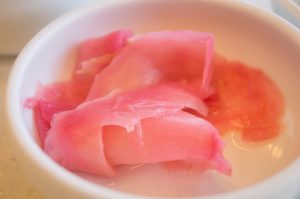 Además del sushi; maki, nigiri o sashimi, son algunos de los platos que pueden causar confusión. ¿Cuáles llevan arroz? ¿Cuáles llevan pescado crudo? ¿Llevan todos la peculiar alga nori? ¿La llevan por dentro o por fuera?