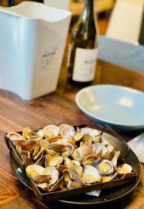 Restaurant Japonès Taverna Cal Roka Andorra Cuina japonesa i de proximitat. T. +376724420 Andorra la Vella https://tavernacalroka.com/ Carrer de La Sardana, 28 –AD500 Andorra la Vella - T. +376724420 - Tel. +376626210 . Taverna Japonesa Cal Roka – Podeu reservar taula al +376724420 . En Kazuya al Restaurant Japonès Cal Roka broda els nigiris: Una magnífica tècnica, un productàs i una creativitat perquè ploris com un nadó amb cada mossegada. https://tavernacalroka.com/ En nuestro restaurante Cal Roka en Andorra la Vella no escatimamos esfuerzos en ofrecer a nuestros clientes solo lo mejor. Su satisfacción es nuestra mayor recompensa. No sabemos si somos el mejor restaurante de carnes a la parrilla de Andorra la Vella a la vez que Restaurant Japonés, pero ponemos cada día nuestro empeño en serlo. Taverna Cal Roka té una selecció dels millors plats de restaurants japonesos d’Andorra la Vella. A Taverna Cal Roka trobareu els plats de tavernes més tradicionals al costat del menjar japonès més gastronòmic, solucions per al dia a dia o per a aquelles ocasions especials en què us ve de gust fer-vos un homenatge. I si us quedeu amb més gana i voleu tastar altres opcions que ens ofereix la ciutat d’Andorra la Vella, tasteu el millor sushi d’Andorra o els millors aperitius asiàtics d’Andorra.