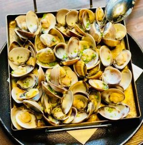 Cloïsses gallegues saltejades a la llauna Restaurant Japonès Taverna Cal Roka Andorra Cuina japonesa i de proximitat. T. +376724420 Andorra la Vella https://tavernacalroka.com/ Carrer de La Sardana, 28 –AD500 Andorra la Vella - T. +376724420 - Tel. +376626210 . Taverna Japonesa Cal Roka – Podeu reservar taula al +376724420 . En Kazuya al Restaurant Japonès Cal Roka broda els nigiris: Una magnífica tècnica, un productàs i una creativitat perquè ploris com un nadó amb cada mossegada. https://tavernacalroka.com/ En nuestro restaurante Cal Roka en Andorra la Vella no escatimamos esfuerzos en ofrecer a nuestros clientes solo lo mejor. Su satisfacción es nuestra mayor recompensa. No sabemos si somos el mejor restaurante de carnes a la parrilla de Andorra la Vella a la vez que Restaurant Japonés, pero ponemos cada día nuestro empeño en serlo. Taverna Cal Roka té una selecció dels millors plats de restaurants japonesos d’Andorra la Vella. A Taverna Cal Roka trobareu els plats de tavernes més tradicionals al costat del menjar japonès més gastronòmic, solucions per al dia a dia o per a aquelles ocasions especials en què us ve de gust fer-vos un homenatge. I si us quedeu amb més gana i voleu tastar altres opcions que ens ofereix la ciutat d’Andorra la Vella, tasteu el millor sushi d’Andorra o els millors aperitius asiàtics d’Andorra.