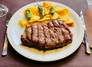 Entrecot de carns prèmium a la brasa amb patates fregides fetes a casa. Restaurant Japonès Taverna Cal Roka Andorra Cuina japonesa i de proximitat. T. +376724420 Andorra la Vella https://tavernacalroka.com/ Carrer de La Sardana, 28 –AD500 Andorra la Vella - T. +376724420 - Tel. +376626210 . Taverna Japonesa Cal Roka – Podeu reservar taula al +376724420 . En Kazuya al Restaurant Japonès Cal Roka broda els nigiris: Una magnífica tècnica, un productàs i una creativitat perquè ploris com un nadó amb cada mossegada. https://tavernacalroka.com/ En nuestro restaurante Cal Roka en Andorra la Vella no escatimamos esfuerzos en ofrecer a nuestros clientes solo lo mejor. Su satisfacción es nuestra mayor recompensa. No sabemos si somos el mejor restaurante de carnes a la parrilla de Andorra la Vella a la vez que Restaurant Japonés, pero ponemos cada día nuestro empeño en serlo. Taverna Cal Roka té una selecció dels millors plats de restaurants japonesos d’Andorra la Vella. A Taverna Cal Roka trobareu els plats de tavernes més tradicionals al costat del menjar japonès més gastronòmic, solucions per al dia a dia o per a aquelles ocasions especials en què us ve de gust fer-vos un homenatge. I si us quedeu amb més gana i voleu tastar altres opcions que ens ofereix la ciutat d’Andorra la Vella, tasteu el millor sushi d’Andorra o els millors aperitius asiàtics d’Andorra.