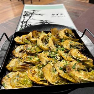 Carxofes a la llauna Restaurant Japonès Taverna Cal Roka Andorra Cuina japonesa i de proximitat. T. +376724420 Andorra la Vella https://tavernacalroka.com/ Carrer de La Sardana, 28 –AD500 Andorra la Vella - T. +376724420 - Tel. +376626210 . Taverna Japonesa Cal Roka – Podeu reservar taula al +376724420 . En Kazuya al Restaurant Japonès Cal Roka broda els nigiris: Una magnífica tècnica, un productàs i una creativitat perquè ploris com un nadó amb cada mossegada. https://tavernacalroka.com/ En nuestro restaurante Cal Roka en Andorra la Vella no escatimamos esfuerzos en ofrecer a nuestros clientes solo lo mejor. Su satisfacción es nuestra mayor recompensa. No sabemos si somos el mejor restaurante de carnes a la parrilla de Andorra la Vella a la vez que Restaurant Japonés, pero ponemos cada día nuestro empeño en serlo. Taverna Cal Roka té una selecció dels millors plats de restaurants japonesos d’Andorra la Vella. A Taverna Cal Roka trobareu els plats de tavernes més tradicionals al costat del menjar japonès més gastronòmic, solucions per al dia a dia o per a aquelles ocasions especials en què us ve de gust fer-vos un homenatge. I si us quedeu amb més gana i voleu tastar altres opcions que ens ofereix la ciutat d’Andorra la Vella, tasteu el millor sushi d’Andorra o els millors aperitius asiàtics d’Andorra.