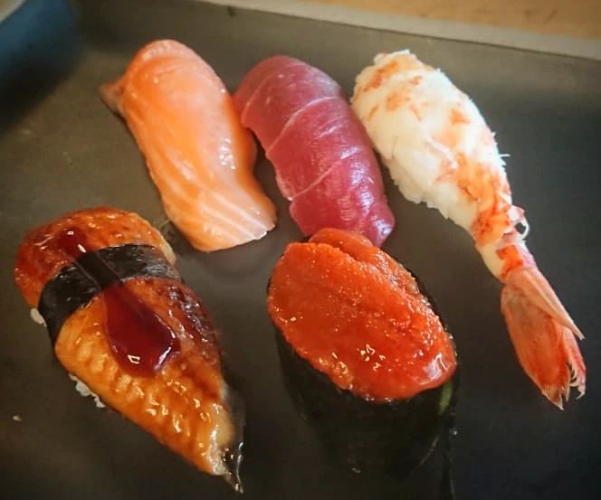 Los nigiris de atún y de salmón son deliciosos, pero también existen otras originales combinaciones en tu restaurante Taverna Cal Roka el auténtico y exclusivo Restaurante Japonés de Andorra.