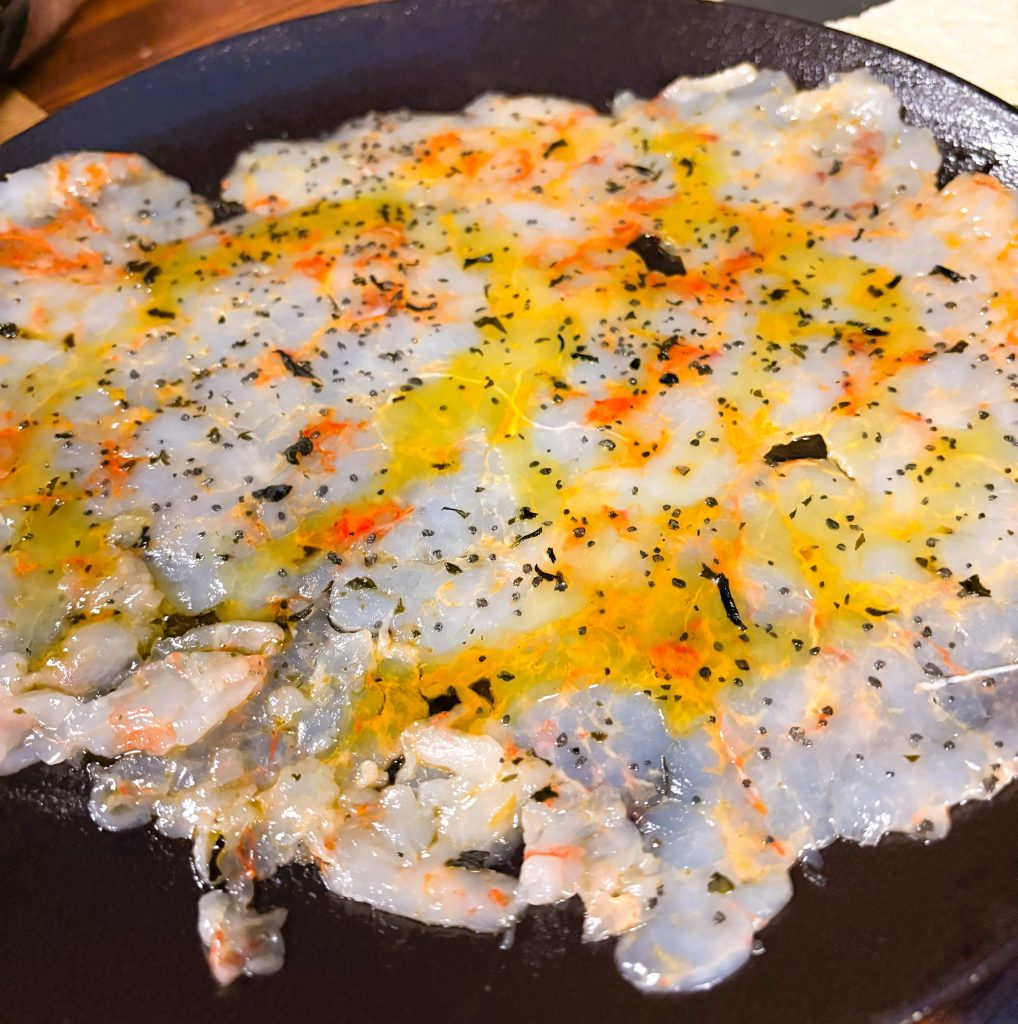🍣🔥 TAVERNA CAL ROKA. EL MILLOR RESTAURANT JAPONÈS. FUSIÓ AMB CUINA MEDITERRÀNIA I GALLEGA. ÈXIT TOTAL DE CUINES DIVERSES. Quan el sushi es troba amb la brasa mediterrània… i s’hi afegeix l’essència gallega, neix una carta que fa parlar els sabors 🐟🥩🐙 A Taverna Cal Roka, cada plat és un viatge a la bona gastronomia: 👉 Des de nigiris, makis i tatakis japonesos fins a entrecots i marisc a la brasa, tot elaborat amb producte fresc i molt bon gust. 💬 Com diuen els qui ens visiten: "Un lloc molt recomanable si vols menjar sushi nigiris i makis. A més carns a la brasa molt bones i madurades... Relació qualitat-preu molt bona per ser Andorra, i el servei és superamable." Ideal per venir amb parella o entre amics, però recorda: millor reservar, perquè aquí… s’omple de ganes de repetir! 📍 Taverna Cal Roka – Andorra 🍽 Fusió japonesa, mediterrània i gallega #CalRokaAndorra #FusióCulinària #SushiAmbCaràcter #BrasaMediterrània #SaborsGallegs #TatakiDeTonyina #Gyozas #PlatsDeQualitat #MenjarEnParella #CulturaGastronòmica #AltaCocinaAccesible #SaborAutèntic #ExperiènciaSensorial #CuinaFusionada #RestaurantRecomanat #foodies #FoodiesAndorra #Personalitat #CuinaDAutor #AmbAmicsOEnParella #SaborsQueConnecten #PlatsQueConquisten #TavernaDeReferència #SoparsAmbEncant #ElmillorRestaurantJapones #japones #cuinajaponesa #cuinamediterrania #cuinagallega