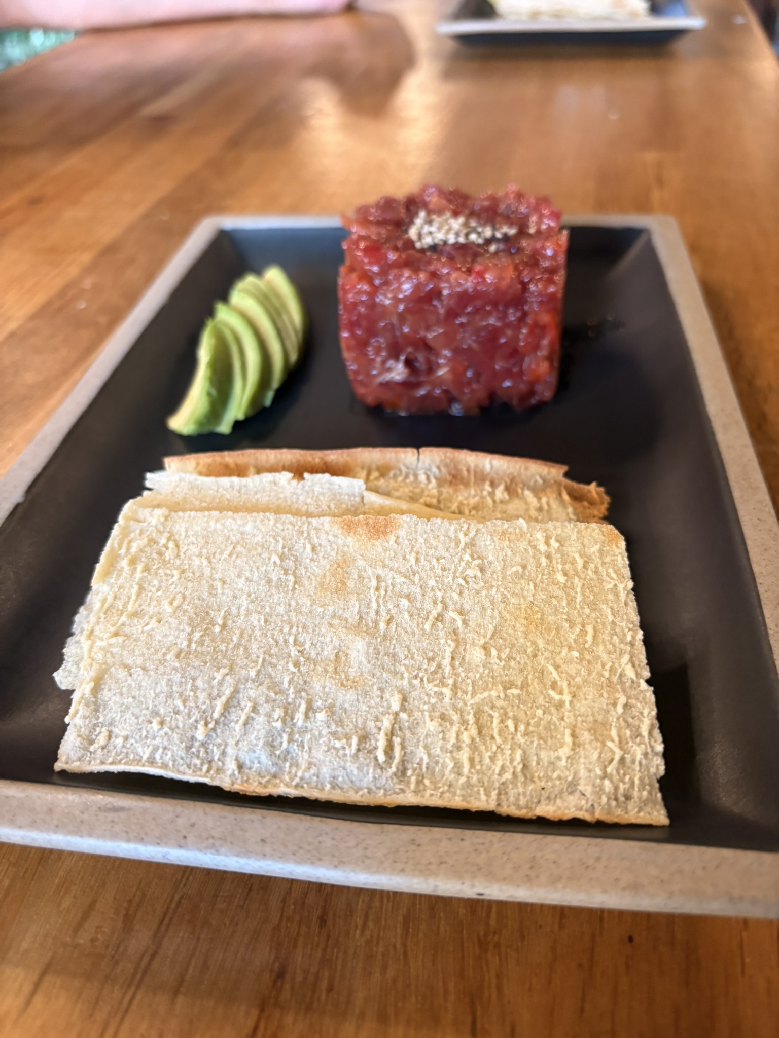 🍣🥘🍷 Taverna Cal Roka: fusió única a Andorra la Vella. Alta i autèntica cuina japonesa. Plats de cuina Gallega. Peixos i carns guisades a la brasa del forn Josper. Les costelles de porc ibèric de gla o les costelles de xai de l’Aragó a la brasa. A només 5 minuts del centre comercial, molt a prop de la botiga Carlin, hi trobaràs un restaurant que no s’assembla a cap altre: Taverna Cal Roka, on la cuina japonesa, gallega i mediterrània conviuen en harmonia. 🍣 Sushi amb personalitat 🥘 Sabors atlàntics que reconforten 🍅 Plats mediterranis amb producte fresc i de proximitat Tot amb una relació qualitat-preu excel·lent i un servei acollidor que et farà sentir com a casa. Ideal per a un dinar diferent, un sopar informal o una escapada gastronòmica amb sorpresa. 📍 Ens trobaràs al Carrer La Sardana, 28 – Andorra la Vella Vine a descobrir la fusió que funciona com cap altra i gaudeix del nostre saber fer, no et decebrem. #TavernaCalRoka #AndorraLaVella #FusióGastronòmica #CuinaJaponesa #CuinaGallega #CuinaMediterrània #RestaurantAmbEncant #QualitatPreu #SushiAndorra #TapesGallegues #SaborsDelMón #GastronomiaAndorrana #MenjarAmbÀnima #RestaurantFamiliar