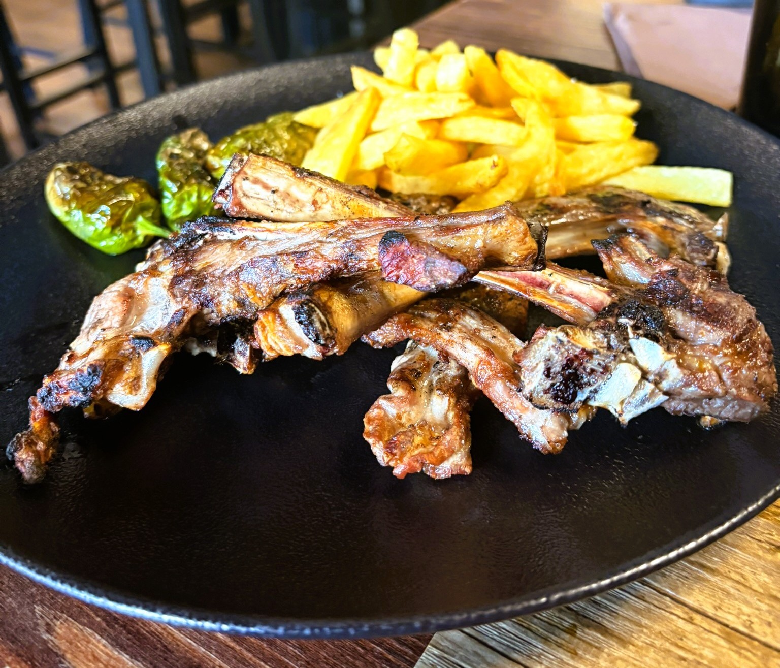 Taverna Cal Roka🔥 Brasa amb caràcter, sabor amb origen. A La Taverna Cal Roka, la brasa no és només cocció: és ritual, és respecte pel producte. Amb el nostre forn Josper, aconseguim una textura melosa i un punt fumat que transforma cada tall en una experiència. Avui, protagonista absolut: carn de xai de l’Aragó, criada amb cura i cuinada amb brasa autentica. Carn de Xai Tendre, saborosa i amb aquell toc que només dona el foc de brasa de carbó vegetal. 📍 Vine al Carrer de La Sardana, 28 a Andorra la Vella a només 5 minuts del centre comercial d’andorra la Vella. Descobreix per què la nostra brasa té nom propi. #TavernaCalRoka #CarnALaBrasa #FornJosper #XaiDeLAragó #BrasaAutèntica #AndorraLaVella #GastronomiaDeFoc #CuinaAmbCaràcter #FoodieAndorra #BrasaQueEnamora #JosperExperience #SaborsDelTerritori #AndorraGastronòmica