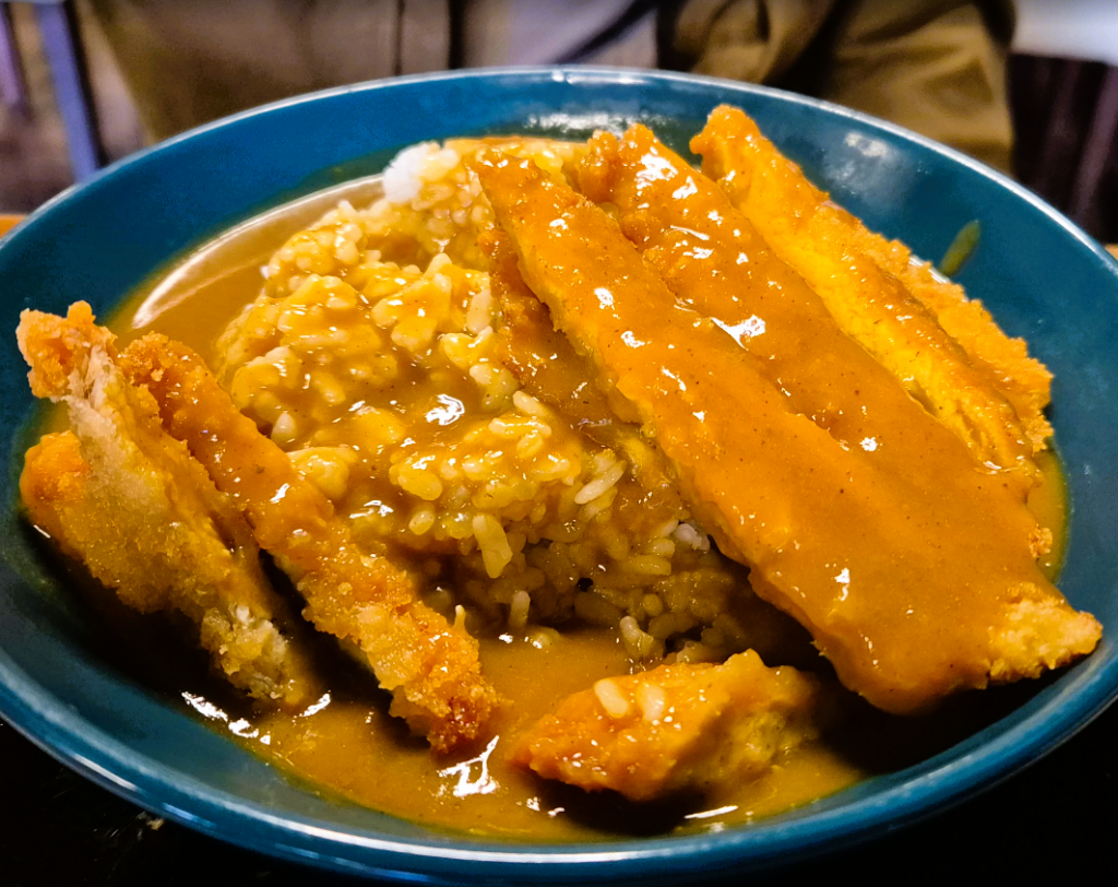 Restaurantes en Andorra la Vella que no te puedes perder. Si buscas una experiencia gastronómica irrepetible en Andorra la Vella, la Taverna Cal Roka es un restaurante imprescindible que combina la pasión y el sabor de tres grandes cocinas: japonesa, gallega y mediterránea. Aquí, cada plato es un homenaje a la fusión, elaborado siempre con productos frescos y técnicas artesanales. Podrás disfrutar de sushi elaborado al momento —nigiris, makis, tatakis— con propuestas que sorprenden por su creatividad y autenticidad. La carta se complementa con carnes y mariscos a la brasa, como costillas de cerdo ibérico, pulpo a la gallega, y clásicos mediterráneos: arroces, paellas y guisos llenos de tradición y sabor. Todo ello en un ambiente acogedor, ideal tanto para una noche especial como para disfrutar de una gastronomía única en el corazón de Andorra.​ No te pierdas Taverna Cal Roka si buscas descubrir nuevos sabores y el placer de la buena cocina inteligente, en un espacio donde la cultura japonesa, gallega y mediterránea se dan la mano y crean momentos inolvidables para el paladar. Reserva y vive la fusión.