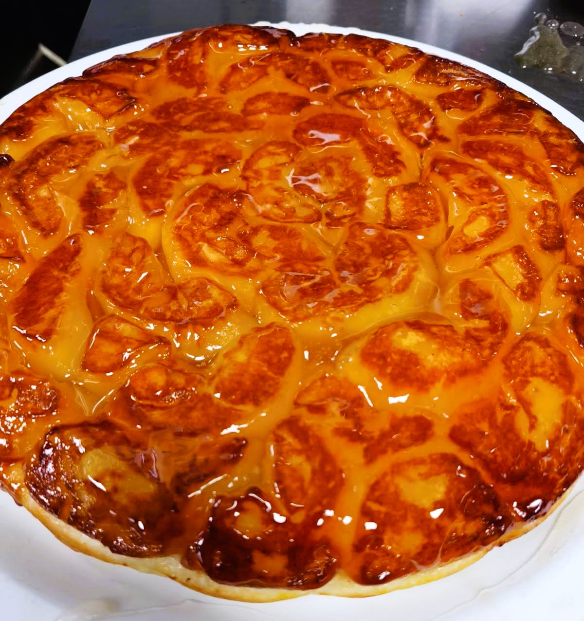🍎 La Tatin de Cal Roka: un clàssic fet a casa. A la nostra taverna Cal Roka, la Tarta Tatin casolana és molt més que unes postres: és un homenatge a la tradició francesa i a les germanes Stéphanie i Caroline Tatin, que la van crear al segle XIX a Lamotte-Beuvron. Amb poma caramel·litzada en mantega i sucre, i una base tendra i daurada, la nostra versió manté l’essència original… però amb el toc autèntic de Cal Roka. 🍽 Vine a tastar-la a només 5 minuts del Centre Comercial d’Andorra la Vella al Carrer La Sardana, 28 (Andorra la Vella) i deixa’t seduir per un final dolç, elegant i fet amb molta cura i amor. Les postres ideals per acabar un àpat a Cal Roka. #CalRoka #TartaTatin #PostresCasolans #OrdinoAndorra #CuinaDeTaverna #SaborsAutèntics #PomaCaramelitzada