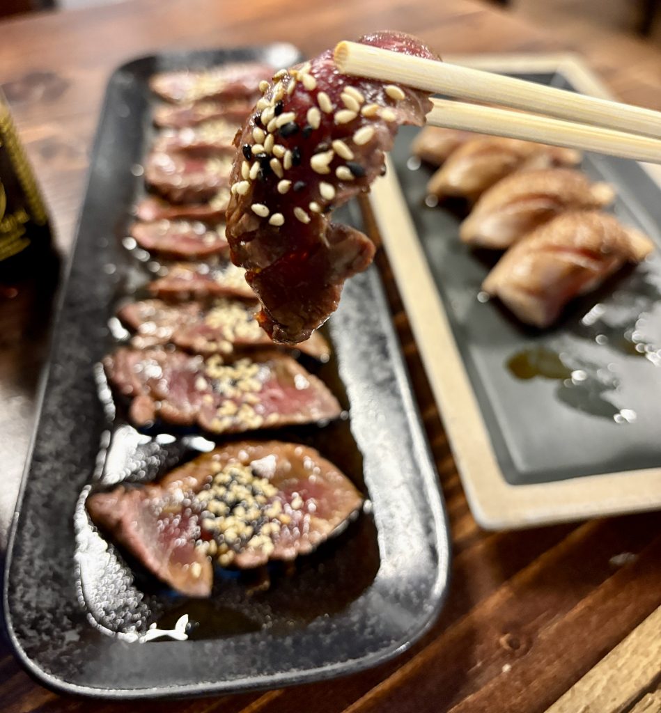 Reseña de Geri Carmona. El mejor restaurante de Andorra en calidad y precio, sin ninguna duda. Todo está muy bueno, el trato es muy amable y el lugar superagradable. Además, el chef japonés KAZUYA para mí es el mejor sushiman de Andorra. Solo con ver el color rojo del atún ves que los productos son de calidad. Un sitio recomendable al 1000 %.