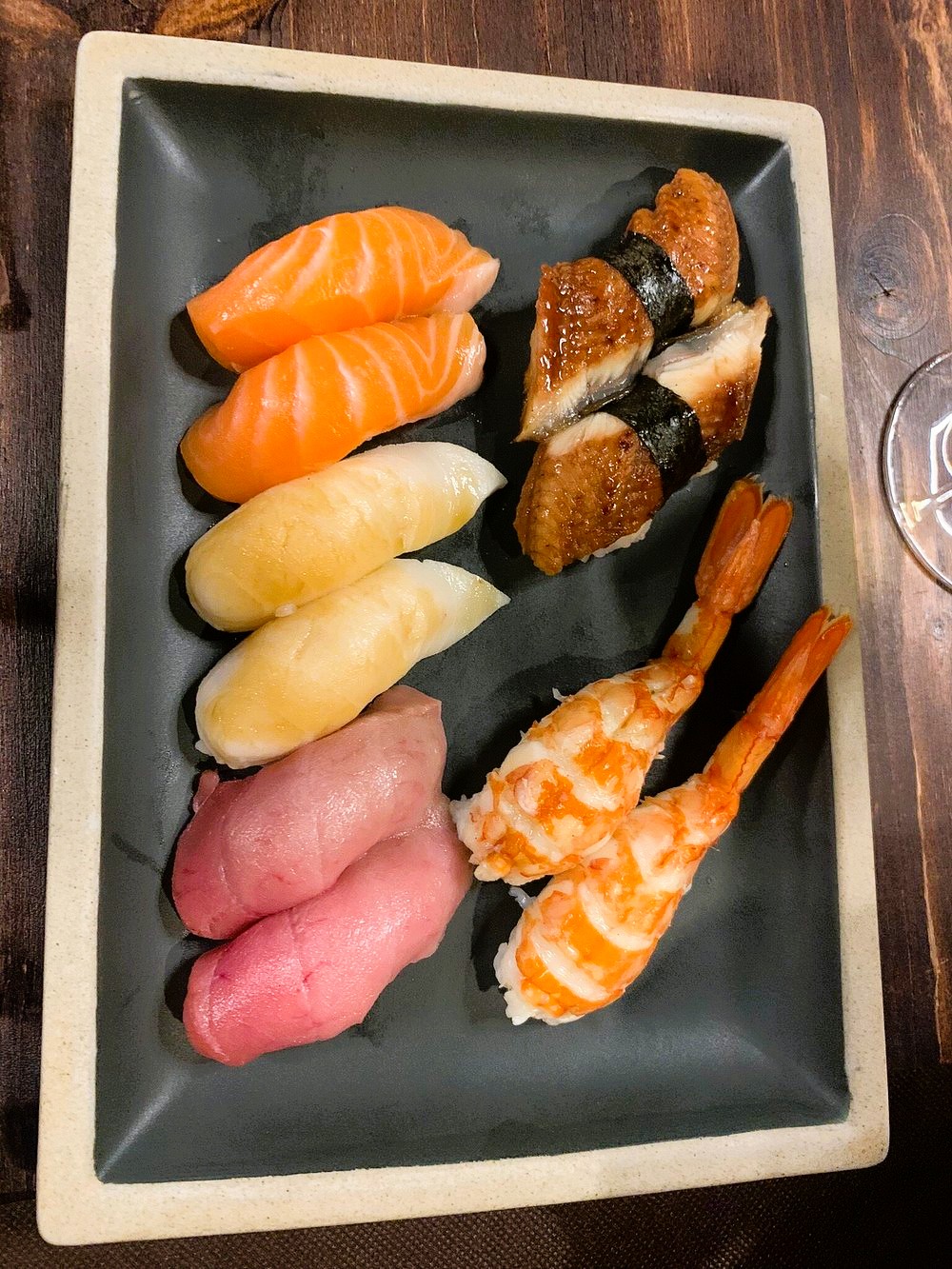 Reseña de Geri Carmona. El mejor restaurante de Andorra en calidad y precio, sin ninguna duda. Todo está muy bueno, el trato es muy amable y el lugar superagradable. Además, el chef japonés KAZUYA para mí es el mejor sushiman de Andorra. Solo con ver el color rojo del atún ves que los productos son de calidad. Un sitio recomendable al 1000 %.