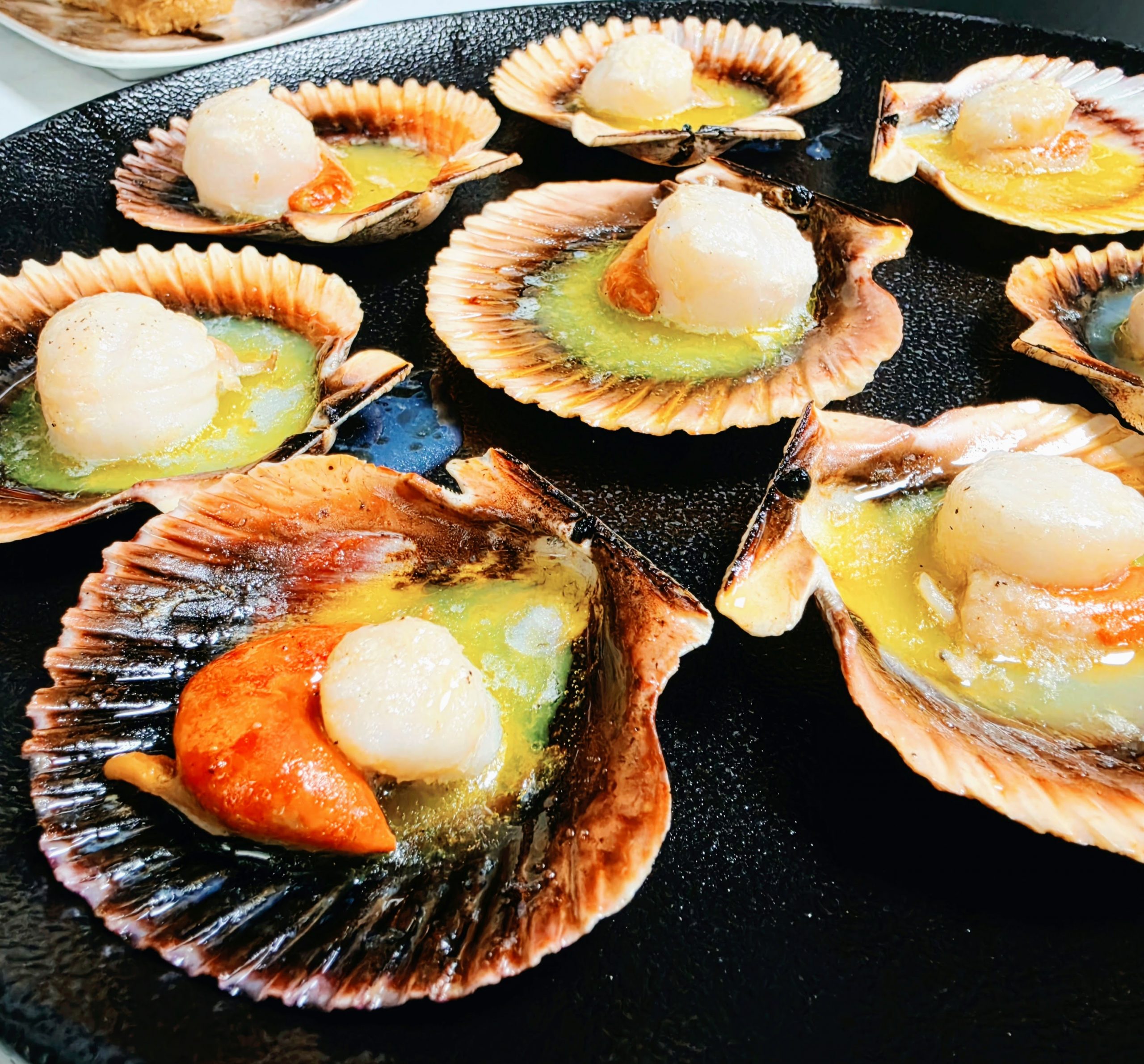 A Cal Roka convivim amb tres pilars que ens defineixen: Cuina japonesa, tapes clàssiques i brasa Josper — la millor brasa del món.
