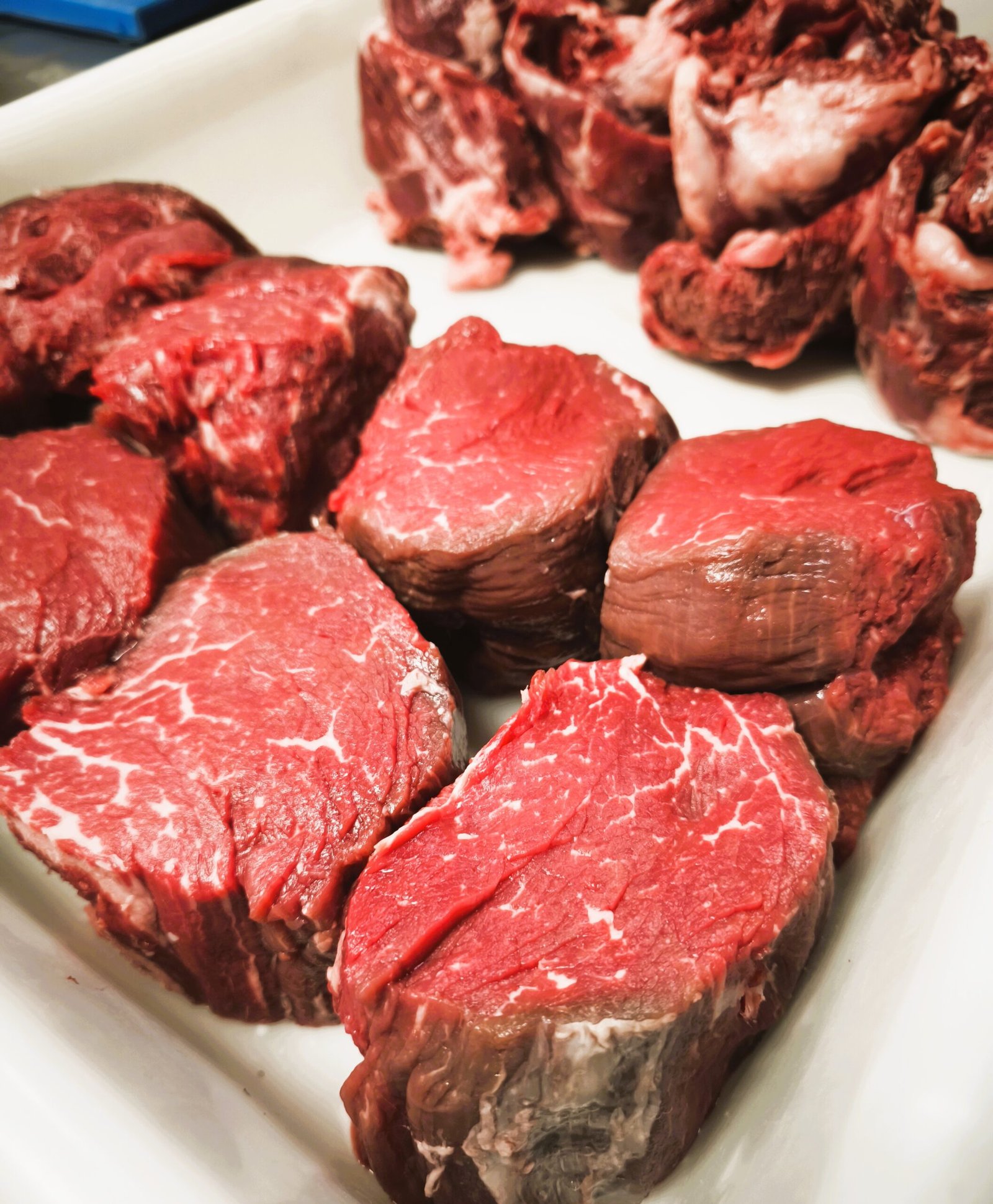 🔥 CARNS MADURADES CUITES AL JOSPER: EL SABOR EN EL SEU PUNT MÉS ALT 🔥 A la Taverna Cal Roka, les carns madurades són tota una experiència gastronòmica. Seleccionem peces de gran qualitat que passen per un procés de maduració controlada per potenciar el seu sabor, la seva tendresa i els seus aromes únics. La màgia arriba quan entren al nostre forn Josper, considerat una de les millors brases del món. Gràcies a la combinació perfecta entre brasa i forn tancat, aconseguim una carn sucosa per dins, amb una crosta exterior espectacular i aquell inconfusible gust fumat que enamora els amants de la bona carn. Si ets dels que gaudeixen d'un entrecot madurat, un Xuleton espectacular o d'una peça prèmium com un “solomillo” “filet” cuinats al punt perfecte, a la Taverna Cal Roka t'espera una experiència que va molt més enllà d'un simple àpat. 🥩 Carns madurades seleccionades 🔥 Cuina amb forn Josper 🍷 Maridatges perfectes 📍 Taverna Cal Roka Vine a descobrir per què cada vegada més amants de la carn escullen Cal Roka per gaudir d'una de les millors experiències gastronòmiques d'Andorra. #TavernaCalRoka #CarnMadurada #JosperGrill #AndorraGastronòmica #FoodiesAndorra El forn Josper cou les carns combinant les funcions d'una graella (parrilla) i un forn tancat que funciona amb carbó vegetal d'alta qualitat. Com funciona la cocció de la carn Altes temperatures: Treballa habitualment entre els 250 °C i 350 °C (podent arribar fins als 400 °C o més). Segellat ràpid: En estar en un espai tancat a tanta temperatura, la calor, sella de cop els porus de la carn a la capa exterior. [1] Retenció de sucs: Aquest segellament immediat impedeix que els sucs naturals s'escapin, aconseguint una carn molt melosa per dins i tendra, amb un toc exterior més marcat o cruixent. Aroma a brasa: El foc amb carbó vegetal (generalment de llenya com l'alzina) aporta el sabor fumat i autèntic de la brasa tradicional sense necessitat d'una graella oberta. Control dels tiradors: La temperatura i la potència del fum es regulen mitjançant dos tiradors (un a la part inferior i un altre a la superior) que controlen l'entrada d'oxigen cap al carbó.