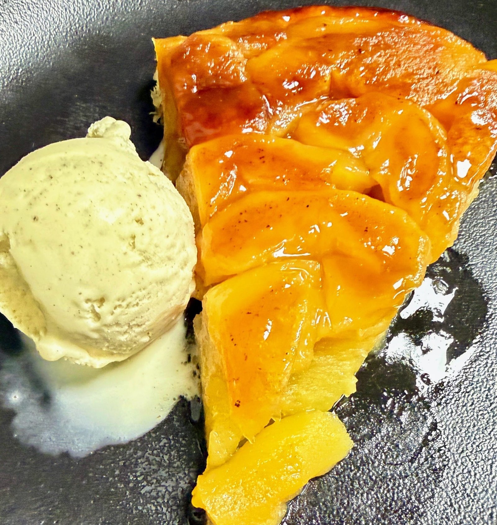 EL MOMENT MÉS DOLÇ DE LA TAVERNA CAL ROKA Després d’un bon àpat, arriba el moment que molts esperen amb més ganes: les nostres postres casolanes. Tarta Tatin: una recepta clàssica amb pomes caramel·litzades, textura suau i aquell sabor irresistible que enamora des de la primera cullerada. Coulant de xocolata: intens, cremós i amb el cor de xocolata fosa que es desfà lentament quan el trenques. Una autèntica temptació per als amants del cacau. Tiramisú fet a casa: elaborat amb cura, cremós, equilibrat i amb tot el sabor de la tradició italiana. Per a molts dels nostres clients, un dels millors tiramisús d’Andorra. I quan el provis, entendràs per què. A la Taverna Cal Roka, les postres estan pensades per convertir el final del teu àpat en un record deliciós. Vine a descobrir-les i deixa't seduir pel costat més dolç de la nostra cuina. #TavernaCalRoka #PostresCasolanes #Tiramisu #CoulantDeXocolata #TartaTatin