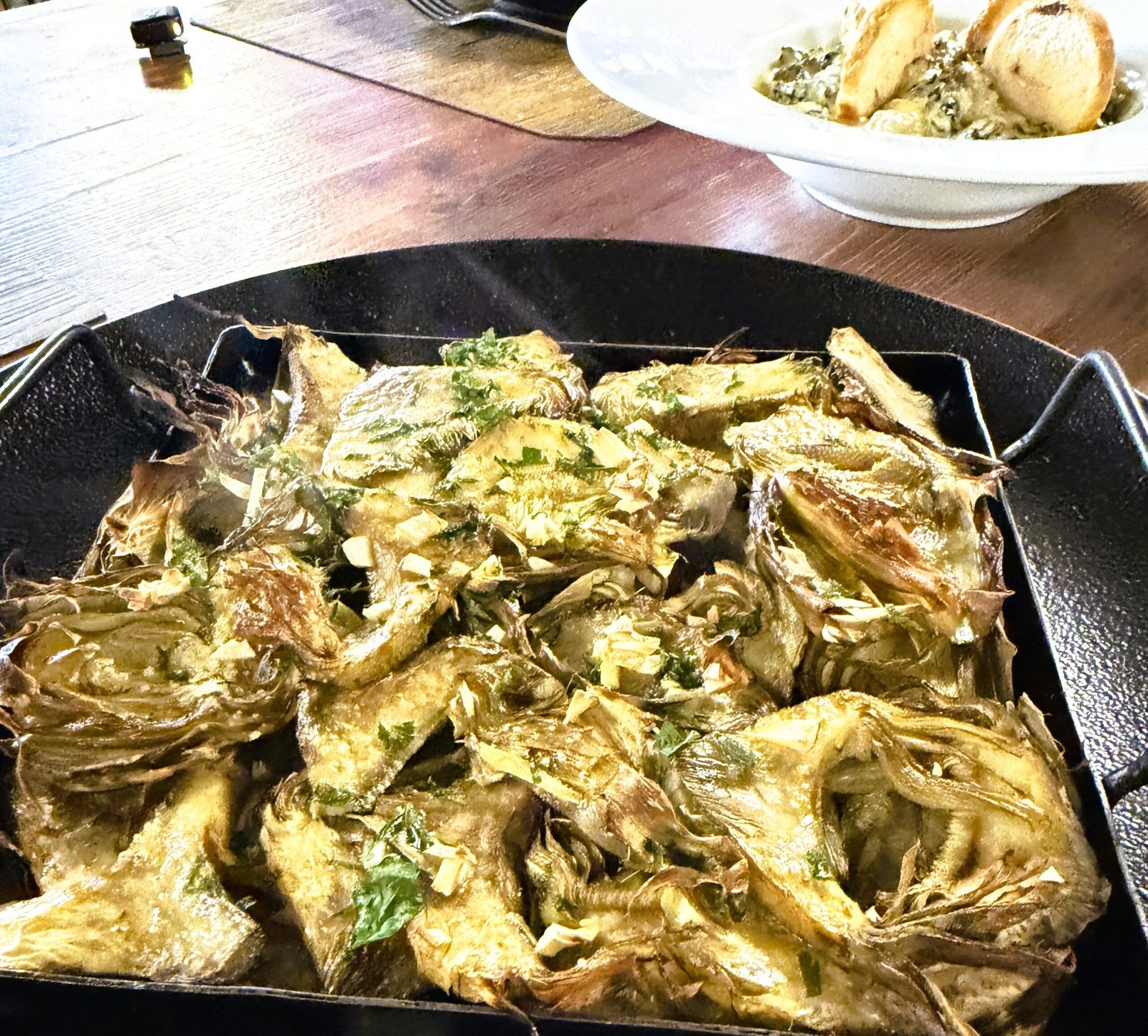 A Taverna Cal Roka trobaràs plats plens de sabor, elaborats per gaudir de cada queixalada i compartir bons moments al voltant de la taula.